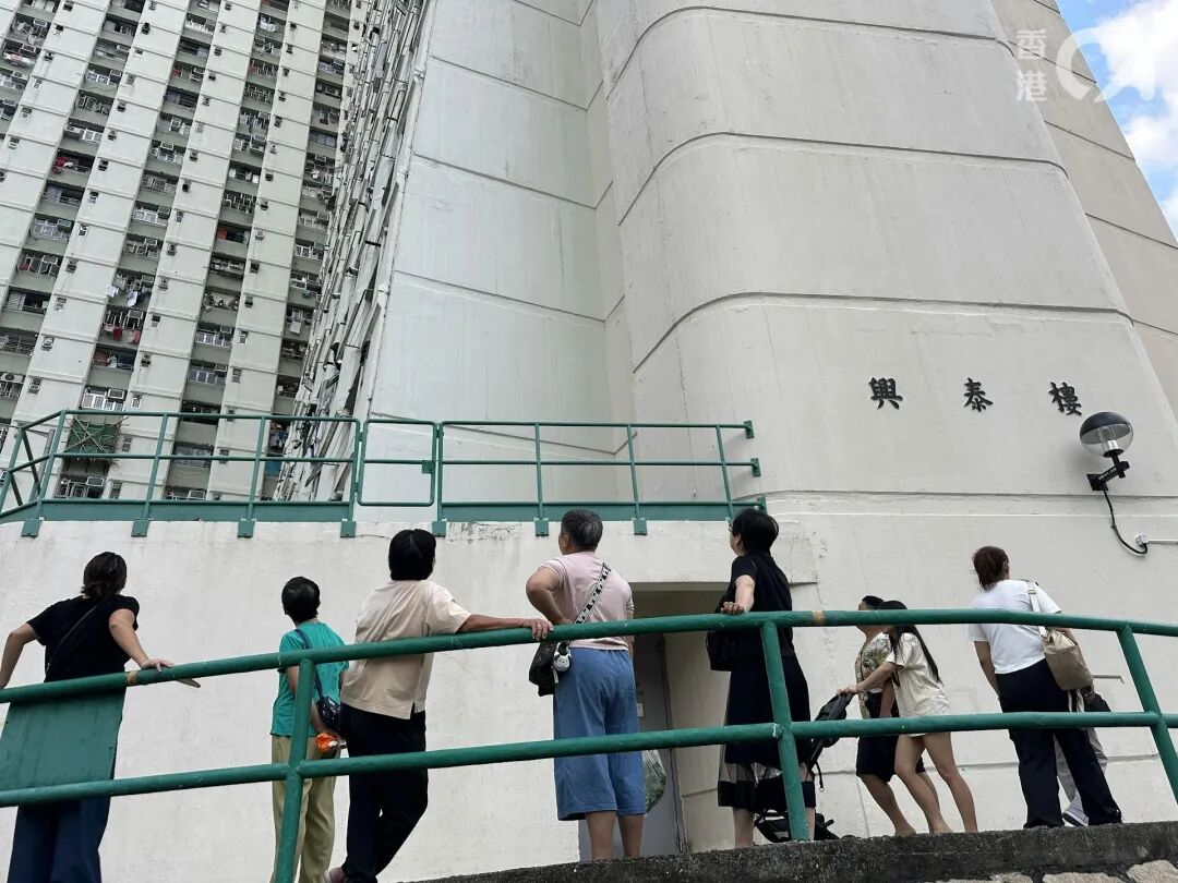 街坊對慘劇議論紛紛。（王譯揚攝）