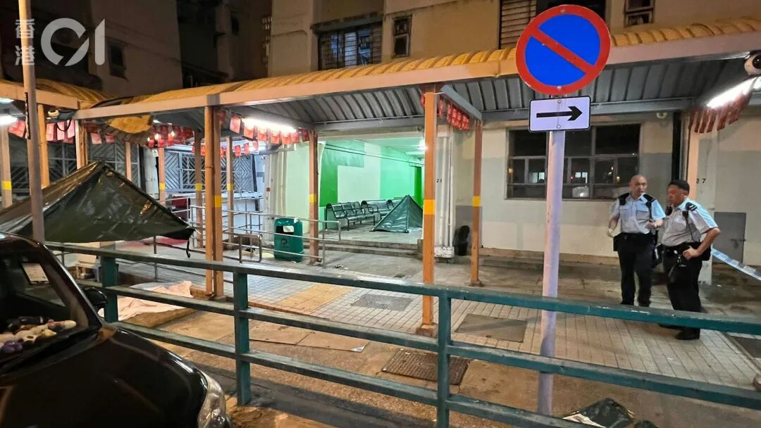 今日（19日）凌晨案發後，警員用帳篷遮蓋兩人遺體調查。(李家傑攝)