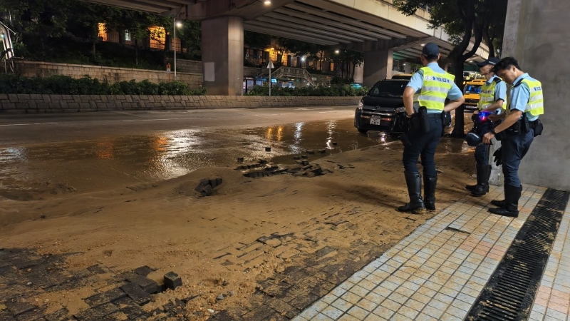 警员到场封锁现场。