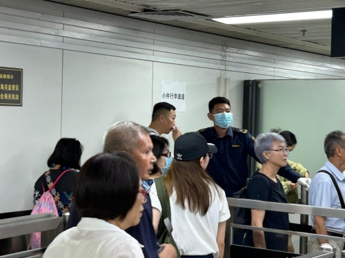 罗湖口岸将大小行李分开进行安检,有效分流旅客。星岛记者摄 罗湖口岸将大小行李分开进行安检,有效分流旅客。星岛记者摄