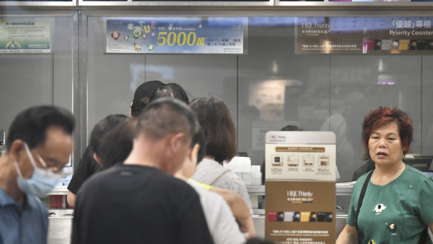 市民到投注站买个希望。 市民到投注站买个希望。