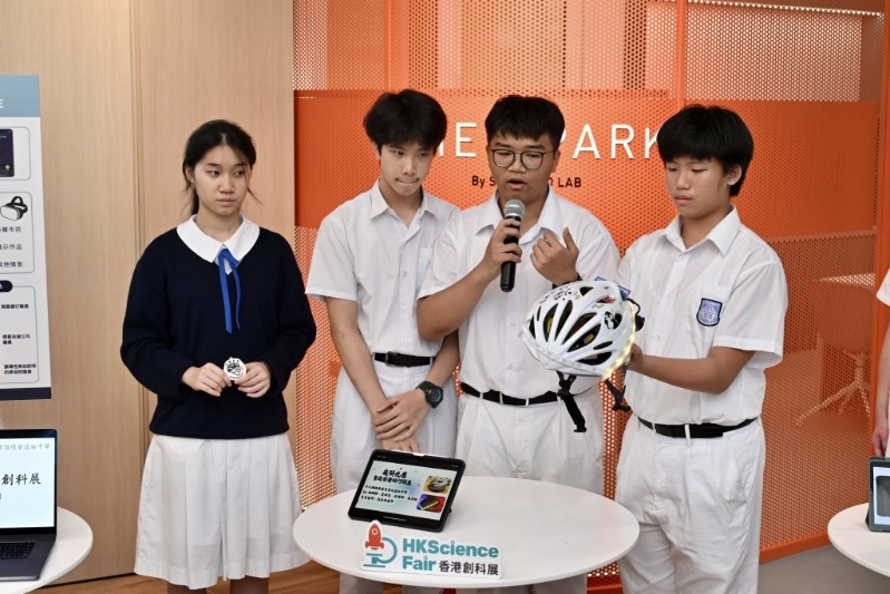 十八乡乡事委员会公益社中学同学设计的“夜骑光盾”单车头盔,具备夜间照明、刹车警示及转向提示系统三大功能。 十八乡乡事委员会公益社中学同学设计的“夜骑光盾”单车头盔,具备夜间照明、刹车警示及转向提示系统三大功能。