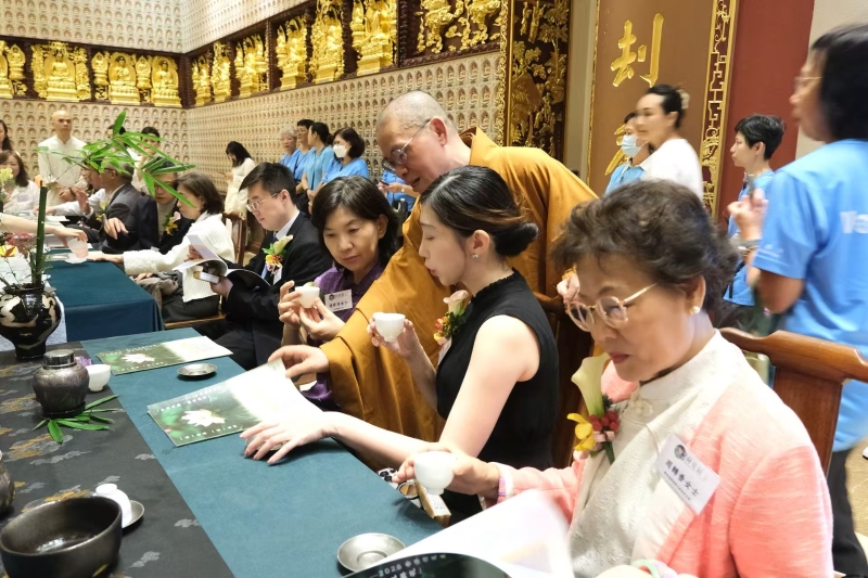 净因大和尚向来宾讲解荷花展茶席的特色。.jpg 净因大和尚向来宾讲解荷花展茶席的特色。.jpg