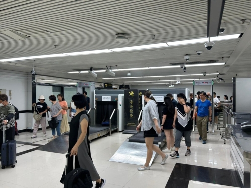 罗湖口岸的大行李安检,也受惠加设小行李通道,变得更顺畅。星岛记者摄 罗湖口岸的大行李安检,也受惠加设小行李通道,变得更顺畅。星岛记者摄