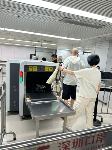 罗湖口岸将大小行李分开进行安检,有效分流旅客。 本网记者摄 罗湖口岸将大小行李分开进行安检,有效分流旅客。 本网记者摄